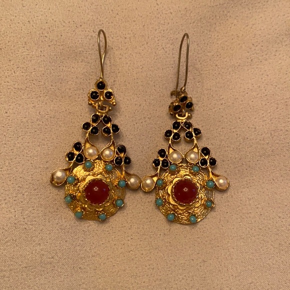 Gold toned earrings - Picture 1 of 2